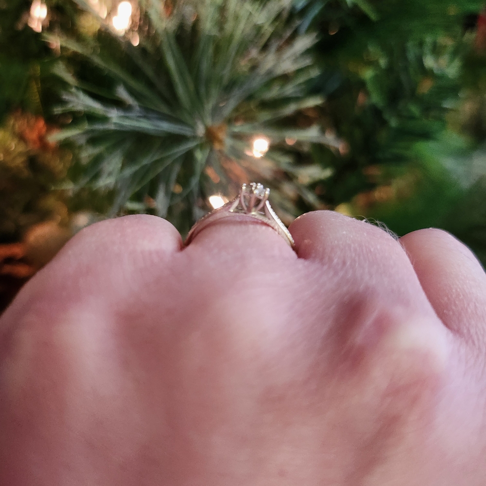 10k White Gold Diamond Ring - Picture 6 of 7